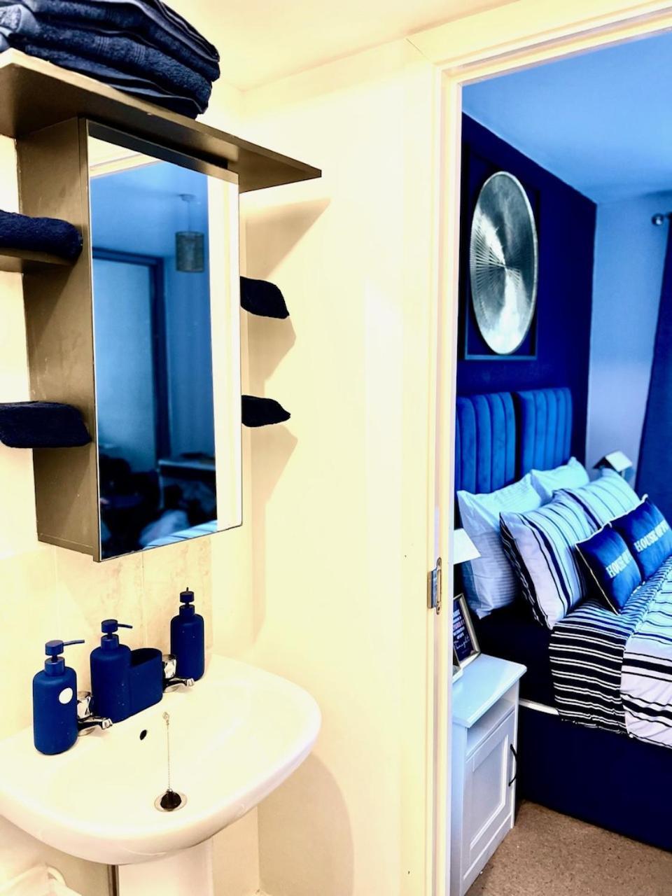 Dartford Kent Luxe Home -2 Mins From Dartford Crossing - Close To Town Centre & Station - 5 Bedroom Holiday Home - Fun Games & Free Parking-Sleeps 1 To 12 Экстерьер фото