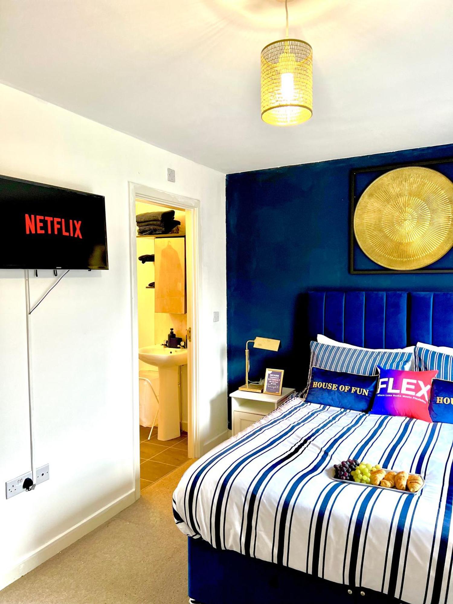 Dartford Kent Luxe Home -2 Mins From Dartford Crossing - Close To Town Centre & Station - 5 Bedroom Holiday Home - Fun Games & Free Parking-Sleeps 1 To 12 Экстерьер фото