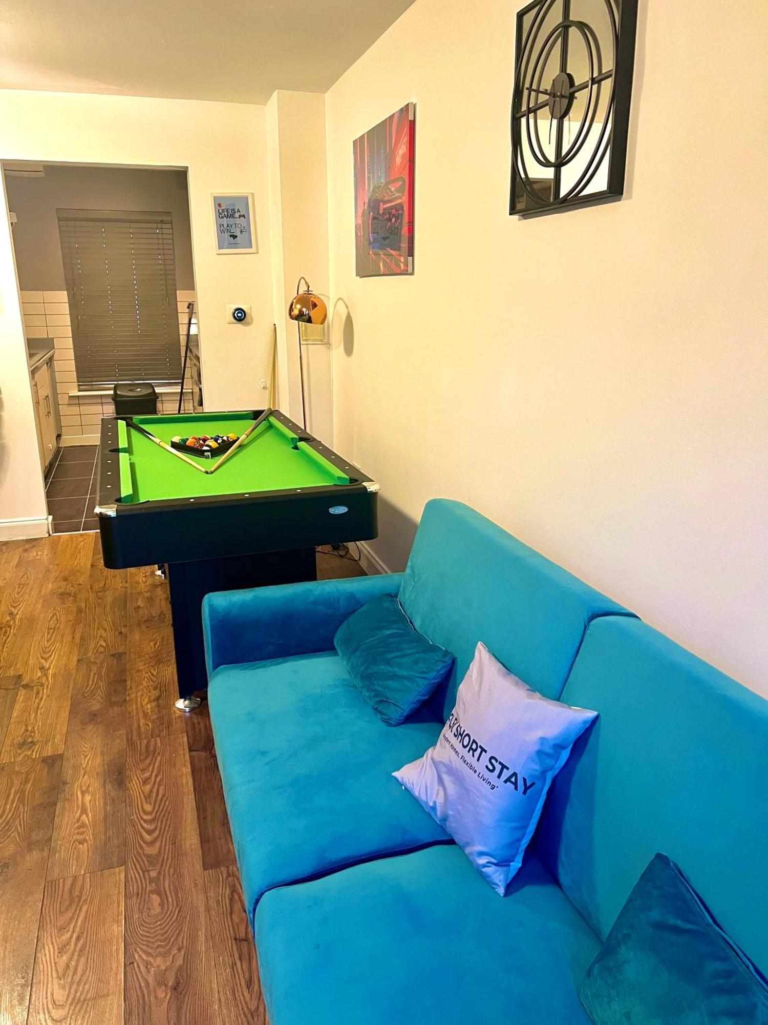 Dartford Kent Luxe Home -2 Mins From Dartford Crossing - Close To Town Centre & Station - 5 Bedroom Holiday Home - Fun Games & Free Parking-Sleeps 1 To 12 Экстерьер фото