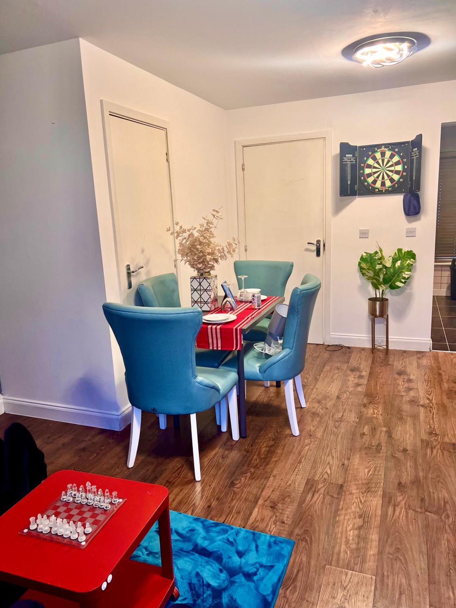 Dartford Kent Luxe Home -2 Mins From Dartford Crossing - Close To Town Centre & Station - 5 Bedroom Holiday Home - Fun Games & Free Parking-Sleeps 1 To 12 Экстерьер фото